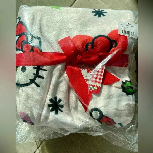 HELLO KITTY PINK PRESENTS THROW Christmas Winter 2024 - Picture 5 of 6